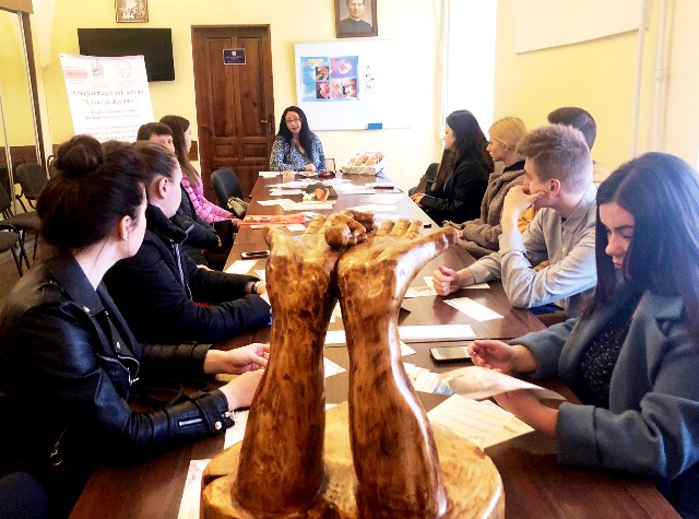 Зацікавлені студенти слухають лекцію